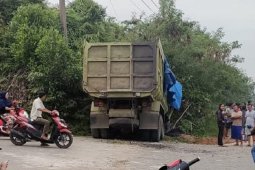 Melaju tanpa sopir, sebuah truk batubara tabrak tebing di Lintas Sumatera Bungo