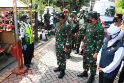 Panglima TNI instruksikan "bombardir" kampung berstatus zona merah di Jatim