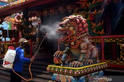 Disinfeksi Tempat Ibadah Jelang Imlek di Madiun