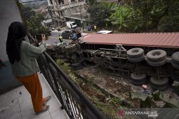 Truk kontainer terguling