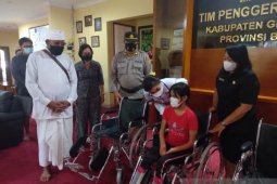 Ketua PKK Gianyar bantu kursi roda bagi disabilitas