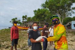Polisi Bangka Barat menyalurkan beras kepada warga terdampak COVID-19
