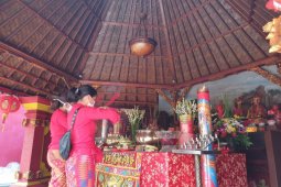 Ratusan umat Tionghoa adakan persembahyangan tahun baru Imlek 2572