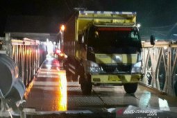 Pembangunan jembatan darurat Sungai Salim di Banjar rampung