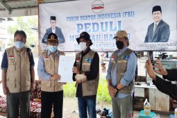 Sekda Tanah Laut: Terima kasih Pak Rektor ULM turun langsung menyerahkan bantuan