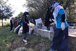 Bersih-bersih pantai. Pramuwisata kumpulkan puluhan kantong sampah