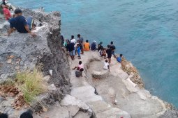 Seorang nelayan terjatuh di laut