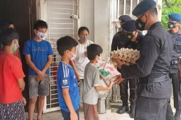 Brimob Polda Sumut bagikan sembako ke sejumlah panti asuhan di Medan