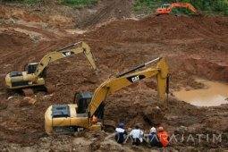 Meski rumahnya tertimbun longsor, dua warga lolos dari maut