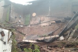 Dua rumah rusak akibat tanah longsor