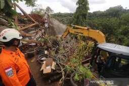 SAR: Empat orang tewas tertimbun longsor di Nganjuk