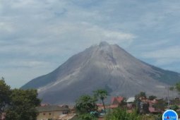 Gunung Sinabung erupsi lagi, luncurkan awan panas guguran sejauh dua km
