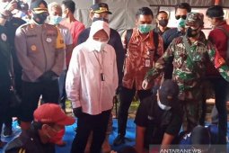 Tinjau pengungsian korban longsor di Nganjuk, Mensos Risma jadi model foto dadakan