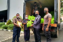 Wartawan DPRD Kalsel dapat paket sembako Korlantas dan Bhayangkari