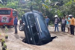 Gorong-gorong tiba-tiba ambles  akibatnya minibus nungging
