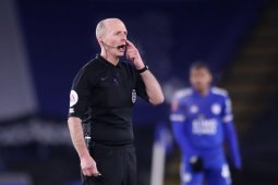 "Wasit 9-0" Mike Dean kembali bertugas setelah diancam dibunuh