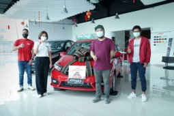 Equity Life Indonesia dan Home Credit Indonesia serahkan 1 unit mobil 'AMAN Berhadiah' kepada pelanggan