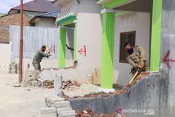Satpol PP Medan robohkan tembok pembatas bangunan karena menyalahi SIMB