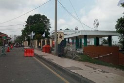 Pintu gerbang jembatan Gentala Arasy tanpa PKL