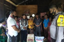 Polres Tapteng bantu korban kebakaran  di Sirandorung