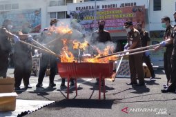 Kejari Jember musnahkan ribuan barang bukti dari 74 perkara  pidana