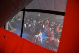 Puluhan pengungsi longsor Nganjuk dan relawan diduga keracunan masih dirawat