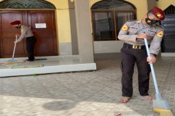 Aksi bersih-bersih tempat ibadah Taruna Akpol