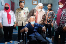 Bupati Masnah serahkan bantuan kursi roda