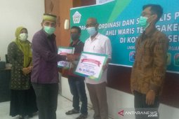 Tiga ahli waris guru honorer terima santunan