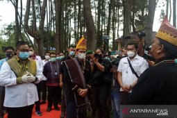 Menparekraf Sandiaga Uno dorong pengrajin ulos berinovasi tingkatkan produksi