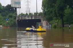 Petugas alihkan arus kendaraan Jalan DI Panjaitan akibat banjir