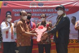 Komisi V DPR RI serahkan bus sekolah Kemenhub di Kapuas Hulu Kalbar