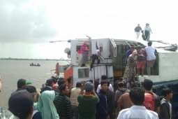 Kapal feri penyeberangan Tebas-Perigi Piai terbalik