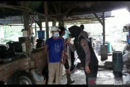 Srikandi Polres Merangin bagikan masker sambil belajar pengolahan tahu