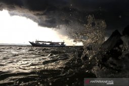 Gelombang laut enam meter landa perairan Sumut-Sumbar