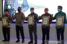 Walikota Pangkalpinang terima pin emas dan penghargaan dari Kapolri