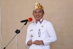 Bupati Lampung Barat berikan bantuan seragam gratis kepada murid SD dan SMP