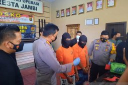 Pembobol swalayan tutupi kepala dengan kardus saat beraksi