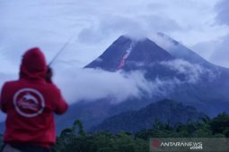 Gunung Merapi semburkan guguran lava pijar sejauh 800 meter