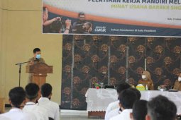 Disnakertrans Jawa Barat latih 30 warga Cirebon keahlian mencukur