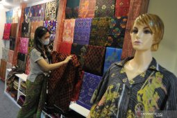 Penjualan tenun Endek Bali meningkat jelang SE Gubernur