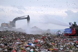 "Eco-Enzyme Nusantara" Bali siramkan cairan Eco-Enzyme kurangi bau sampah di TPA
