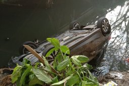 Sedan terjun ke sungai, seorang bayi dilarikan ke rumah sakit