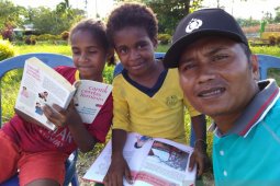 Mengenal Bripka La Amin pustakawan warga Keerom