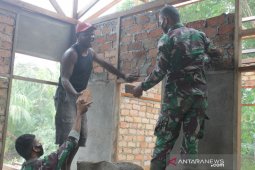 Satgas Yonif 611/Awang Long Bantu Bangun Rumah Layak Huni Diperbatasan PNG