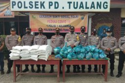 Polsek Padang Tualang bantu puluhan paket sembako terhadap warga kurang mampu