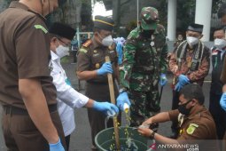 Kejari Cianjur musnahkan barang bukti sitaan berbagai perkara
