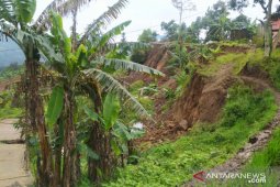 Ratusan KK di Cipanas-Cianjur terisolir karena jalan amblas