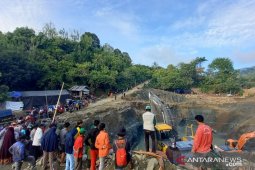 Operasi SAR libatkan puluhan orang cari penambang tertimbun longsor