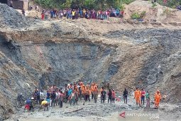 TNI- Polri masih lakukan pertolongan korban tertimbun di Parigi